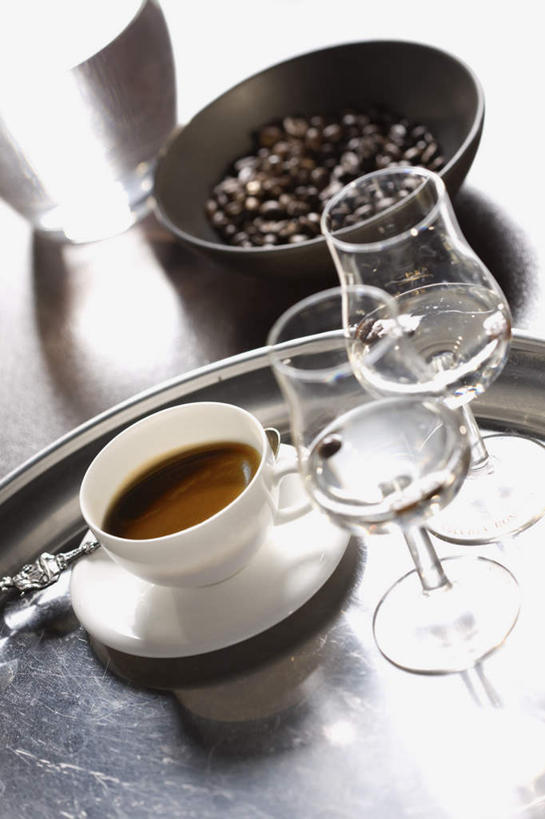 咖啡,无人,竖图,俯视,室内,白天,幸福,植物,餐桌,桌子,豆,杯子,阴影,朦胧,模糊,反射,瓷器,高脚杯,影子,陶瓷,豆类,豆子,咖啡杯,陶瓷制品,红酒杯,娱乐,玻璃制品,饮料,酒杯,容器,碗,咖啡豆,享受,休闲,温馨,放松,乐趣,餐台,储藏,提神,舒适,葡萄酒杯,储存,瓷杯,醒脑,豆科,软饮料,咖啡因,玻璃杯,彩图,高角度拍摄,贮存