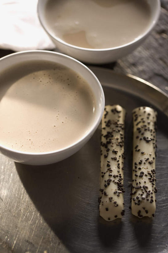 点心,咖啡,无人,竖图,俯视,室内,白天,幸福,餐桌,桌子,杯子,阴影,反射,瓷器,影子,食品,咖啡杯,陶瓷制品,曲奇,娱乐,食物,饮料,饼干,零食,享受,休闲,温馨,放松,乐趣,餐台,提神,舒适,瓷杯,醒脑,曲奇饼,曲奇饼干,软饮料,彩图,高角度拍摄