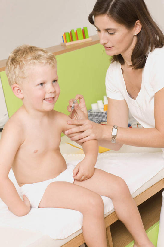 西方人,儿童,两个人,医生,病人,医院,站,坐,竖图,室内,白天,正面,工作服,制服,纯洁,床,欧洲,欧洲人,握,阴影,时间,反射,时钟,手表,影子,墙,床单,拿,计时,拿着,注视,被子,裸露,墙壁,墙面,小孩,白色,病床,钟表,低头,观察,看,站着,医护人员,医疗人员,表,可爱,童年,童趣,握着,观看,腕表,察看,被单,白大褂,关注,病患,裸,童真,烂漫,无邪,医疗机构,工作制服,天真,男孩,男人,男性,女人,女性,中年女性,白种人,孩子,大夫,患者,就医者,钟,站立,坐着,半身,彩图,工作套服,病院,诊所,护理床,医疗床,男生