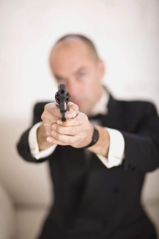 西方人,一个人,站,举,竖图,室内,白天,正面,衬衫,西装,竞争,欧洲,欧洲人,仅一个男性,仅一个人,仅一个中年男性,对抗,握,阴影,套装,正装,朦胧,模糊,中间,冲突,反射,枪支,影子,墙,拿,拿着,注视,职业装,破坏,墙壁,墙面,观察,看,托,站着,武器,战争,握着,手枪,观看,损坏,察看,攻击,威胁,对立,关注,矛盾,兵器,间谍,防御,枪械,弹夹,敌对,挫败,斗争,抗拒,抗衡,杀伤,威慑,子弹夹,危险,男人,男性,中年男性,白种人,举起,举手,举着,向上举,向上伸,向上托,站立,半身,彩图,衬衣,斥候,奸细,探子,细作,特工,特务