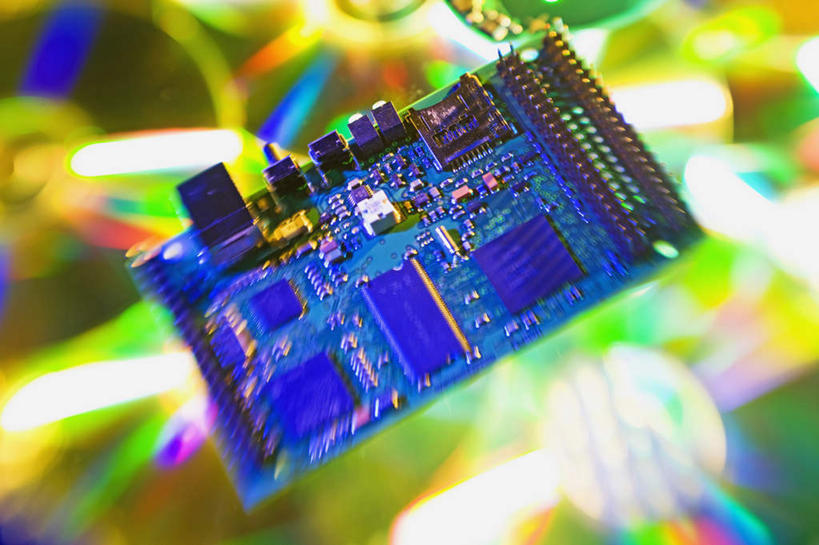 无人,横图,俯视,室内,特写,白天,科技,静物,金属制品,阴影,朦胧,模糊,反射,科学,金属,电路板,影子,庞大,线路板,芯片,复杂,印刷电路板,电脑芯片,运算,储存,集成电路,繁杂,PCB板铝基板,PCB电路板,超薄电路板,超薄线路板,高频板,彩图,高角度拍摄