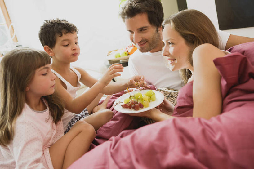 西方人,儿童,四个人,家庭,夫妻,母亲,父亲,女儿,儿子,坐,笑,微笑,露齿笑,横图,室内,白天,正面,爱情,纯洁,床,卧室,葡萄,餐具,水果,欧洲,欧洲人,许多,握,阴影,服装,新鲜,反射,碟子,盘,影子,墙,双人床,生食,食品,果实,床单,很多,浪漫,拿,拿着,注视,休闲装,被子,墙壁,墙面,食物,小孩,衣服,粉色,红色,白色,盘子,碟,低头,观察,看,休闲,温暖,温馨,父女,父子,母女,母子,一家人,休闲服,恩爱,父爱,可爱,母爱,童年,童趣,握着,恋人,服饰,有机食品,绿色食品,观看,和睦,察看,被单,关注,童真,烂漫,无邪,天真,男孩,男人,男性,年轻男性,年轻女性,女孩,女人,女性,白种人,孩子,年轻人,夫妇,情侣,山葫芦,蒲桃,草龙珠,坐着,半身,彩图,睡房,卧房,伴侣,融洽,男生,女生