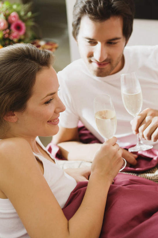 葡萄酒,西方人,两个人,家庭,夫妻,坐,笑,微笑,竖图,俯视,室内,白天,爱情,奢侈,快乐,窗户,床,卧室,杯子,欧洲,欧洲人,握,阴影,服装,朦胧,模糊,庆祝,反射,高脚杯,影子,墙,双人床,床单,浪漫,拿,拿着,休闲装,被子,玻璃窗,相视,墙壁,墙面,玻璃制品,酒,饮料,衣服,红色,白色,酒杯,香槟,干杯,碰杯,休闲,温暖,温馨,一家人,面对面,休闲服,恩爱,交际,友好,诱惑,握着,恋人,服饰,对视,庆贺,和睦,被单,互视,礼仪,相对,敬酒,香槟杯,相看,劝酒,气泡酒,起泡酒,汽酒,男人,男性,年轻男性,年轻女性,女人,女性,白种人,年轻人,夫妇,情侣,玻璃杯,坐着,半身,彩图,高角度拍摄,高兴,欢笑,睡房,卧房,伴侣,融洽