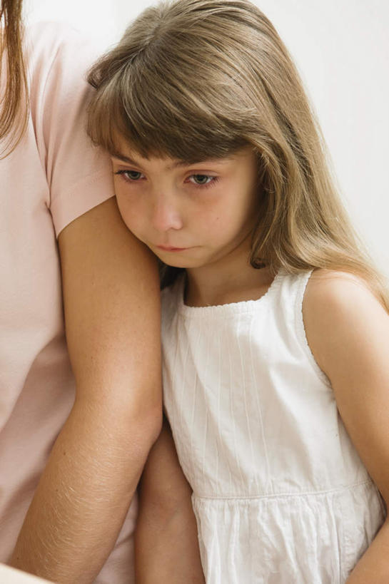 西方人,儿童,嘴,两个人,家庭,母亲,女儿,站,竖图,室内,白天,正面,纯洁,欧洲,欧洲人,阴影,服装,反射,影子,墙,注视,休闲装,墙壁,墙面,小孩,衣服,白色,低头,嘟嘴,观察,看,靠,靠着,倚靠,站着,休闲,温暖,温馨,母女,一家人,休闲服,撅嘴,可爱,母爱,童年,童趣,服饰,观看,和睦,察看,倚着,关注,童真,烂漫,无邪,天真,年轻女性,女孩,女人,女性,白种人,孩子,年轻人,嘴巴,嘴唇,站立,半身,彩图,融洽,女生