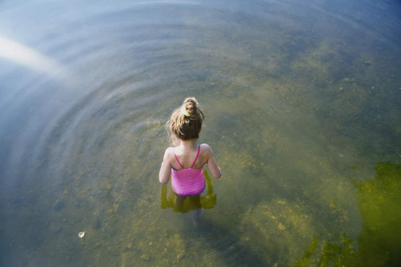 西方人,儿童,一个人,站,横图,俯视,室外,白天,泳装,纯洁,湖,湖泊,水,欧洲,欧洲人,仅一个女性,仅一个人,波纹,湖面,水流,水面,注视,小孩,倒影,水纹,波浪,湖水,观察,看,站着,仅一个小孩,可爱,童年,童趣,观看,察看,倒映,关注,童真,烂漫,无邪,连体泳衣,反照,天真,女孩,女人,女性,白种人,孩子,站立,彩图,高角度拍摄,全身,泳衣,女生