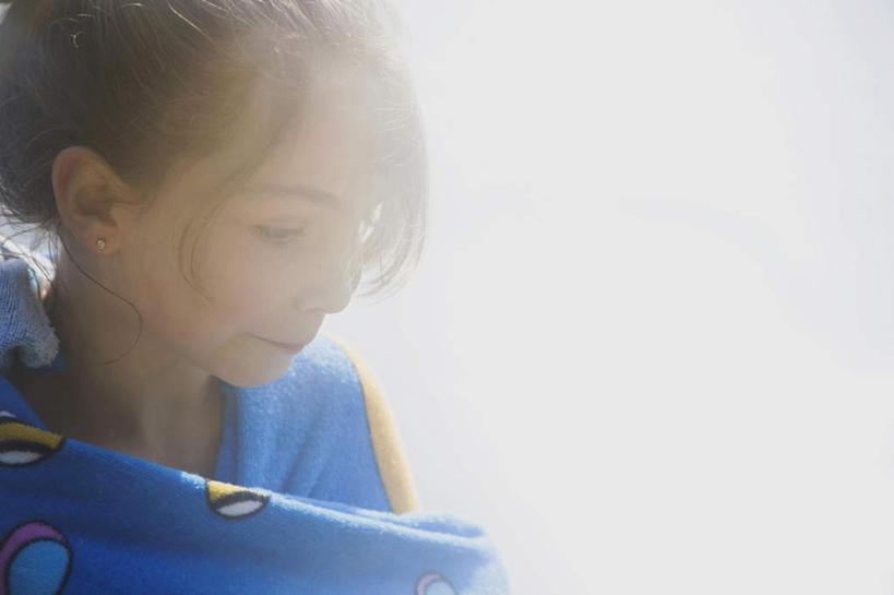 西方人,儿童,脸,头,脸颊,一个人,笑,微笑,横图,室外,特写,白天,正面,纯洁,欧洲,欧洲人,仅一个女性,仅一个人,阴影,光线,纺织物,影子,注视,肩膀,小孩,阳光,毛巾,观察,看,清洁,仅一个小孩,金色,可爱,童年,童趣,观看,保暖,察看,关注,童真,透气,烂漫,无邪,防水,储水,耐磨,吸水,天真,女孩,女人,女性,白种人,孩子,头部,卷发,脸部,脸蛋,面部,半身,彩图,短发,女生