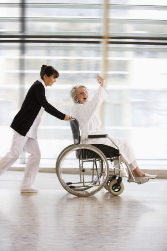 西方人,两个人,医生,病人,医院,坐,跑,举,推,笑,微笑,露齿笑,竖图,室内,白天,侧面,工作服,制服,锻炼,运动,窗户,落地窗,欧洲,欧洲人,工具,注视,玻璃窗,轮椅,复健,观察,看,托,医护人员,医疗人员,康复,器械,观看,察看,医疗设备,关注,病患,医疗器械,医疗工具,医疗机构,辅助设备,工作制服,体育,老年女性,年轻女性,女人,女性,白种人,大夫,患者,就医者,举起,举手,举着,跑步,向上举,向上伸,向上托,坐着,半身,彩图,工作套服,健身,病院,诊所