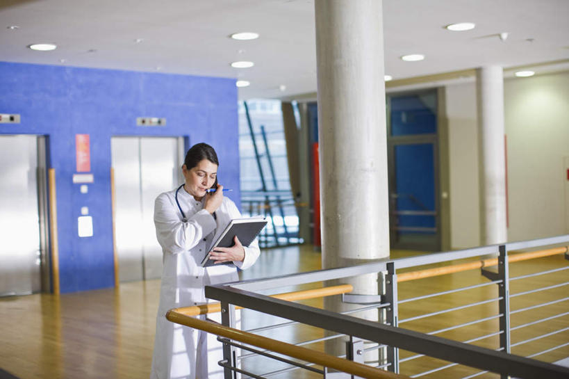 西方人,一个人,医生,医院,栏杆,站,打电话,横图,室内,白天,正面,工作服,制服,电梯,电话,手机,照明,欧洲,欧洲人,仅一个女性,仅一个人,握,阴影,光线,材料,档案,文件,影子,纸,墙,围栏,灯光,运输工具,拿,听,拿着,注视,通讯设备,护栏,顶灯,墙壁,墙面,灯,手稿,听诊器,资料,灯具,观察,看,站着,仅一个中年女性,医护人员,医疗人员,握着,升降梯,观看,证明,照亮,察看,医疗设备,照明设备,关注,文档,医疗器械,医疗工具,医疗机构,工作制服,检测工具,交流,女人,女性,中年女性,白种人,大夫,沟通,通话,站立,半身,彩图,工作套服,病院,诊所,升降设备