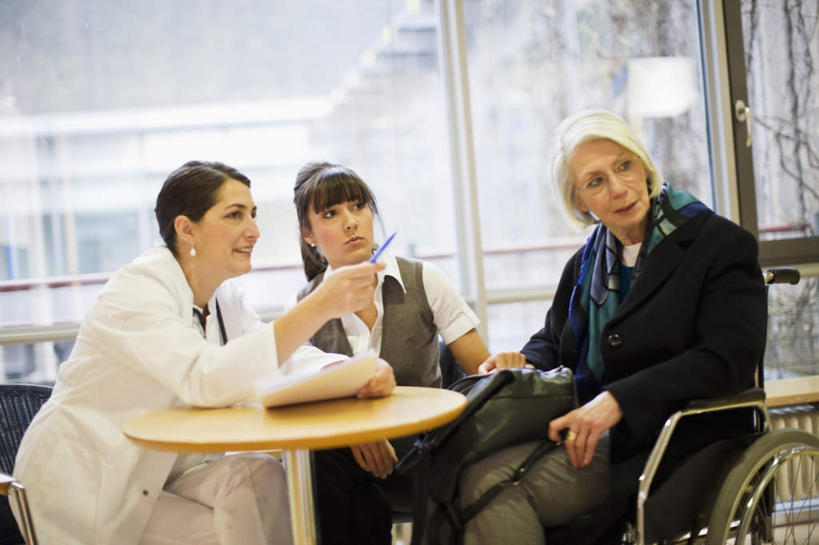 西方人,三个人,家庭,母亲,女儿,祖母,医院,坐,说,横图,室内,白天,正面,工作服,制服,讨论,窗户,落地窗,桌子,椅子,欧洲,欧洲人,握,指,服装,笔,材料,档案,工具,文件,纸,办公桌,办公用品,拿,拿着,注视,休闲装,方向,玻璃窗,文具,衣服,轮椅,手稿,学习用品,资料,复健,观察,看,手势,休闲,康复,温暖,温馨,母女,一家人,休闲服,器械,母爱,握着,服饰,奶奶,观看,祖孙,文具用品,证明,和睦,察看,医疗设备,指向,食指,关注,文档,医疗器械,医疗工具,医疗机构,外婆,外孙女,外祖母,辅助设备,工作制服,交流,老年女性,年轻女性,女人,女性,中年男性,白种人,孙女,沟通,讲话,交谈,商讨,说话,谈话,坐着,半身,彩图,工作套服,病院,诊所,融洽