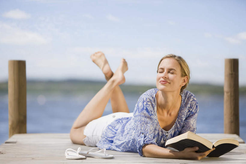 西方人,一个人,码头,躺,闭眼,横图,室外,白天,正面,草地,草坪,湖,湖泊,水,植物,港口,书籍,欧洲,欧洲人,仅一个女性,仅一个人,握,波纹,服装,朦胧,模糊,木板,湖面,水流,水面,云,云朵,桥,木桥,涟漪,拿,云彩,拿着,休闲装,栈桥,草,衣服,蓝色,绿色,白云,倒影,蓝天,水纹,天空,波浪,湖水,天,仅一个中年女性,休闲,休闲服,握着,服饰,晴朗,人行桥,木板桥,倒映,水晕,反照,卧着,女人,女性,中年女性,白种人,书,图书,晴空,闭眼睛,闭着眼,闭着眼睛,躺着,卧,彩图,全身,摆渡口,埠头,渡口,渡头,港湾,海港,货运码头,口岸,商港