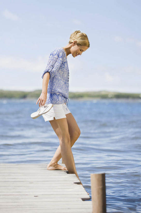 西方人,一个人,码头,站,竖图,室外,白天,侧面,凉鞋,草地,草坪,湖,湖泊,水,植物,港口,鞋子,欧洲,欧洲人,仅一个女性,仅一个人,握,波纹,服装,木板,湖面,水流,水面,云,云朵,桥,木桥,涟漪,拿,云彩,拿着,注视,休闲装,栈桥,草,衣服,蓝色,绿色,白云,倒影,蓝天,水纹,天空,波浪,湖水,天,低头,观察,看,站着,仅一个中年女性,休闲,休闲服,握着,服饰,晴朗,观看,人行桥,木板桥,察看,倒映,关注,水晕,反照,女人,女性,中年女性,白种人,晴空,站立,半身,彩图,夹趾拖鞋,人字拖,人字拖鞋,摆渡口,埠头,渡口,渡头,港湾,海港,货运码头,口岸,商港