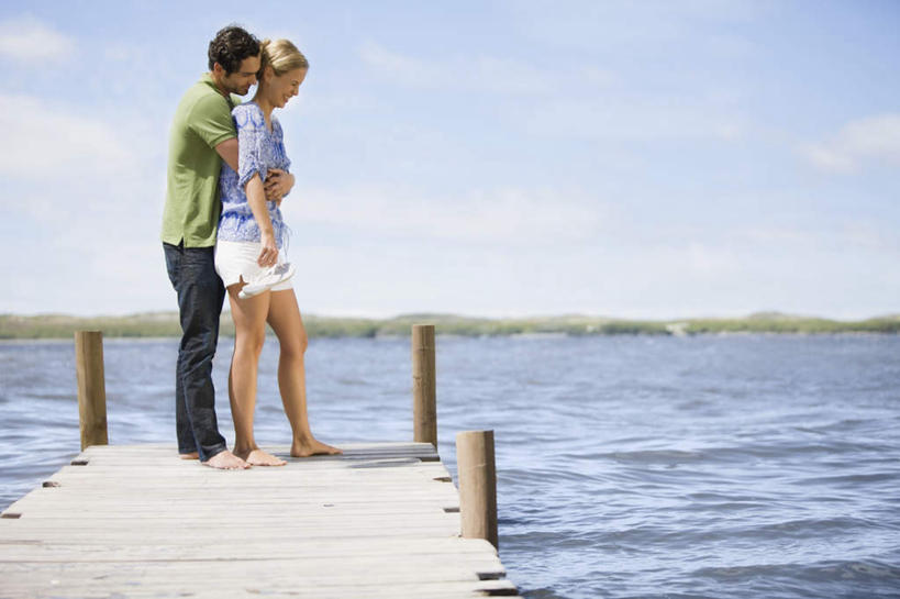 西方人,中年人,两个人,家庭,夫妻,码头,站,抱,横图,室外,白天,侧面,凉鞋,爱情,草地,草坪,湖,湖泊,水,植物,港口,鞋子,欧洲,欧洲人,握,波纹,服装,木板,湖面,水流,水面,云,云朵,桥,木桥,涟漪,浪漫,拿,云彩,拿着,注视,休闲装,栈桥,草,衣服,蓝色,绿色,白云,倒影,蓝天,水纹,天空,波浪,湖水,天,观察,看,站着,休闲,温暖,温馨,一家人,休闲服,恩爱,握着,恋人,服饰,晴朗,抱着,观看,人行桥,木板桥,和睦,察看,倒映,搂着,关注,水晕,反照,男人,男性,女人,女性,中年男性,中年女性,白种人,夫妇,情侣,晴空,搂,搂抱,站立,彩图,全身,夹趾拖鞋,人字拖,人字拖鞋,摆渡口,埠头,渡口,渡头,港湾,海港,货运码头,口岸,商港,伴侣,融洽