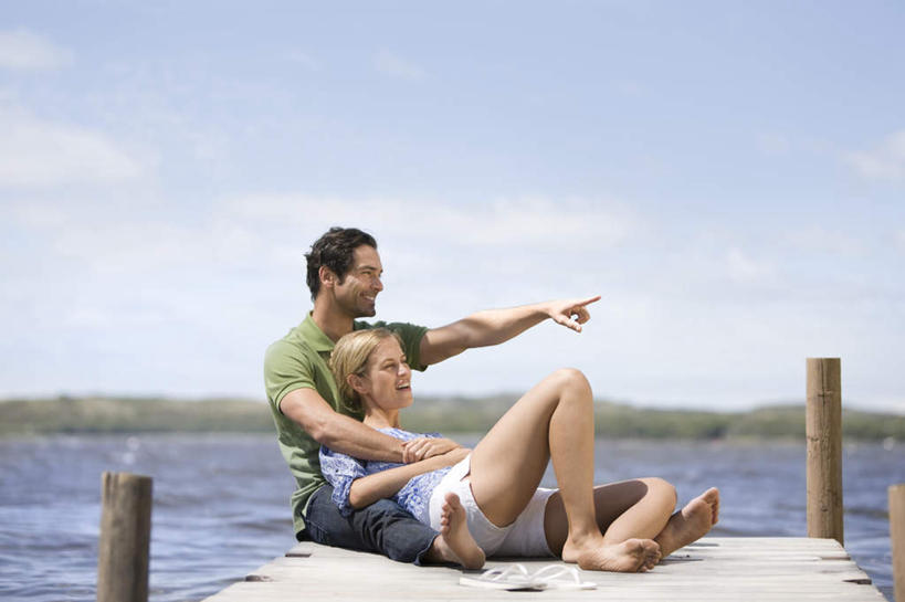 西方人,中年人,两个人,家庭,夫妻,码头,坐,躺,横图,室外,白天,正面,爱情,草地,草坪,湖,湖泊,水,植物,港口,欧洲,欧洲人,指,波纹,服装,木板,湖面,水流,水面,云,云朵,桥,木桥,涟漪,浪漫,云彩,注视,休闲装,方向,栈桥,草,衣服,蓝色,绿色,白云,倒影,蓝天,水纹,天空,波浪,湖水,天,观察,看,手势,休闲,温暖,温馨,一家人,休闲服,恩爱,恋人,服饰,晴朗,观看,人行桥,木板桥,和睦,察看,倒映,指向,食指,关注,水晕,反照,卧着,男人,男性,女人,女性,中年男性,中年女性,白种人,夫妇,情侣,晴空,躺着,卧,坐着,彩图,全身,摆渡口,埠头,渡口,渡头,港湾,海港,货运码头,口岸,商港,伴侣,融洽