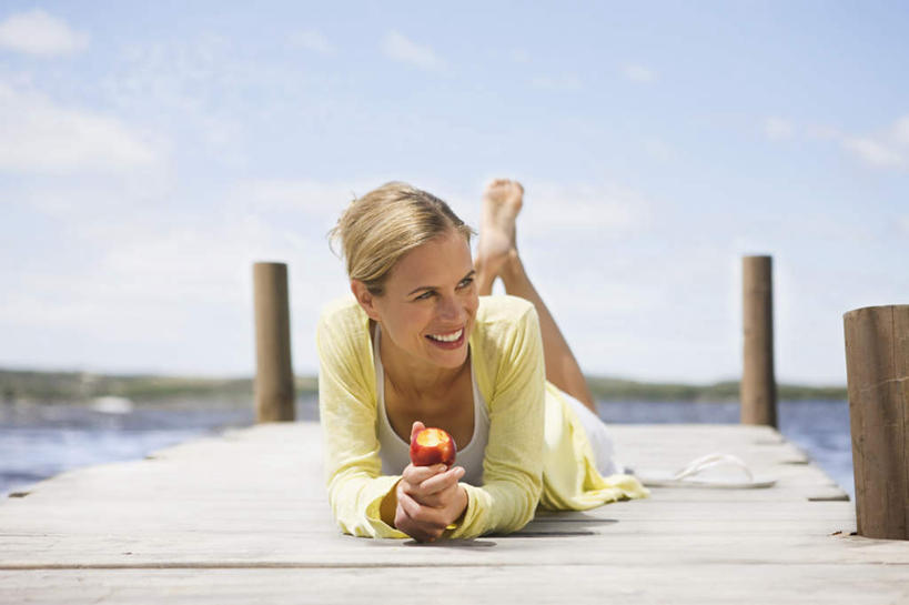 西方人,一个人,码头,躺,笑,微笑,露齿笑,横图,室外,白天,正面,草地,草坪,湖,湖泊,水,植物,港口,水果,欧洲,欧洲人,仅一个女性,仅一个人,握,波纹,服装,朦胧,模糊,新鲜,木板,湖面,水流,水面,云,云朵,桥,生食,食品,果实,木桥,涟漪,拿,云彩,拿着,注视,休闲装,栈桥,草,食物,衣服,蓝色,绿色,白云,倒影,蓝天,水纹,天空,波浪,湖水,天,观察,看,趴着,仅一个中年女性,休闲,休闲服,握着,服饰,有机食品,绿色食品,晴朗,观看,人行桥,木板桥,察看,倒映,关注,水晕,反照,卧着,女人,女性,中年女性,白种人,晴空,趴,躺着,卧,彩图,全身,摆渡口,埠头,渡口,渡头,港湾,海港,货运码头,口岸,商港