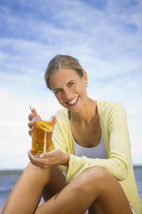 西方人,一个人,码头,坐,笑,微笑,露齿笑,竖图,室外,白天,正面,幸福,草地,草坪,湖,湖泊,水,植物,茶,港口,杯子,欧洲,欧洲人,仅一个女性,仅一个人,握,波纹,服装,木板,湖面,水流,水面,云,云朵,桥,茶叶,木桥,涟漪,拿,云彩,拿着,注视,休闲装,娱乐,栈桥,玻璃制品,草,衣服,蓝色,绿色,白云,倒影,蓝天,水纹,天空,水杯,波浪,湖水,天,观察,看,仅一个中年女性,享受,休闲,温馨,休闲服,放松,乐趣,握着,服饰,晴朗,观看,人行桥,木板桥,察看,倒映,提神,舒适,关注,醒脑,水晕,反照,女人,女性,中年女性,白种人,玻璃杯,晴空,坐着,半身,彩图,摆渡口,埠头,渡口,渡头,港湾,海港,货运码头,口岸,商港