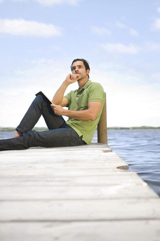西方人,一个人,码头,坐,竖图,室外,白天,侧面,草地,草坪,湖,湖泊,水,植物,港口,欧洲,欧洲人,仅一个男性,仅一个人,仅一个中年男性,撑,握,波纹,服装,木板,湖面,水流,水面,云,云朵,桥,记事本,木桥,涟漪,拿,云彩,拿着,托腮,注视,休闲装,栈桥,草,衣服,蓝色,绿色,白云,倒影,蓝天,水纹,天空,本子,笔记本,波浪,湖水,天,观察,看,托,休闲,休闲服,握着,服饰,晴朗,观看,人行桥,木板桥,察看,倒映,关注,托下巴,水晕,反照,男人,男性,中年男性,白种人,晴空,坐着,半身,彩图,摆渡口,埠头,渡口,渡头,港湾,海港,货运码头,口岸,商港