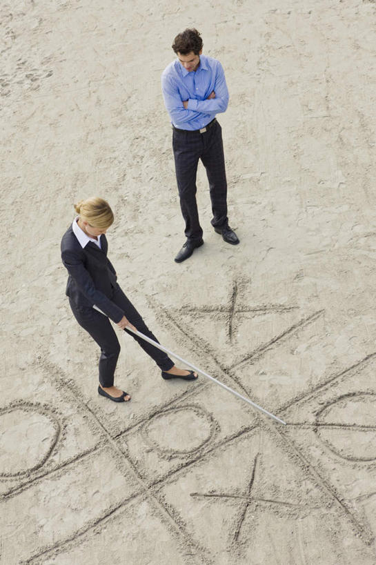 西方人,两个人,同事,商务人士,商务男性,商务女性,站,双手交叉,竖图,俯视,室外,白天,衬衫,游戏,成功,合作,团队,集体,信心,欧洲,欧洲人,握,套装,棍子,地面,拿,玩,拿着,注视,娱乐,队伍,观察,看,站着,休闲,握着,观看,活动,察看,领导,双手抱胸,成就,发泄,关注,消遣,智力,商务装,合伙,领袖,工薪阶层,宣泄,男人,男性,女人,女性,中年男性,中年女性,白种人,白领,上班族,玩耍,嬉戏,站立,彩图,高角度拍摄,全身,衬衣,井字游戏,连珠游戏