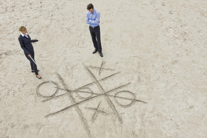 西方人,两个人,同事,商务人士,商务男性,商务女性,站,双手交叉,横图,俯视,室外,白天,衬衫,游戏,成功,合作,团队,集体,信心,欧洲,欧洲人,握,套装,棍子,地面,拿,玩,拿着,注视,娱乐,队伍,观察,看,站着,休闲,握着,观看,活动,察看,领导,双手抱胸,成就,发泄,关注,消遣,智力,商务装,合伙,领袖,工薪阶层,宣泄,男人,男性,女人,女性,中年男性,中年女性,白种人,白领,上班族,玩耍,嬉戏,站立,彩图,高角度拍摄,全身,衬衣,井字游戏,连珠游戏