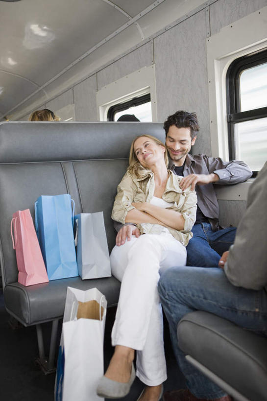 西方人,背部,三个人,夫妻,坐,抱,笑,说,微笑,露齿笑,竖图,室内,白天,正面,爱情,购物,讨论,消费,窗户,火车,袋子,欧洲,欧洲人,一辆,乘客,服装,包装袋,手提袋,购物袋,浪漫,二郎腿,注视,休闲装,座椅,玻璃窗,座位,车,衣服,粉色,蓝色,白色,车窗,交通工具,观察,看,行驶,休闲,休闲服,恩爱,金融,恋人,服饰,抱着,观看,察看,搂着,购买,关注,载具,车座,贸易,交流,男人,男性,女人,女性,中年男性,中年女性,白种人,夫妇,情侣,沟通,讲话,交谈,搂,搂抱,商讨,说话,谈话,坐着,半身,彩图,伴侣