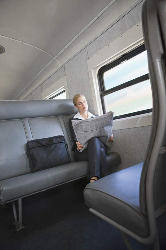 西方人,一个人,商务人士,商务女性,坐,竖图,室内,白天,正面,窗户,火车,报纸,欧洲,欧洲人,仅一个女性,仅一个人,一辆,握,套装,信息,包,公文包,二郎腿,拿,拿着,注视,座椅,玻璃窗,座位,车,车窗,交通工具,打开,观察,看,行驶,仅一个中年女性,握着,公事包,观看,新闻,一份,察看,开启,关注,载具,商务装,车座,工薪阶层,女人,女性,中年女性,白种人,白领,上班族,坐着,彩图,全身,报刊