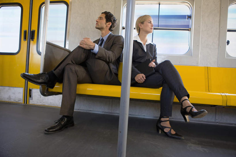 西方人,两个人,商务人士,商务男性,商务女性,坐,双手交叉,横图,室内,白天,仰视,衬衫,安全,竞争,窗户,地铁,欧洲,欧洲人,套装,沮丧,柱子,防护,地面,轨道交通,二郎腿,注视,座椅,玻璃窗,座位,安全门,黄色,车窗,观察,看,背对背,观看,保护,失望,距离,察看,伤心,关注,反向,保险,商务装,车座,工薪阶层,背道而驰,相反,相左,隔阂,保全,周全,安稳,安定,平安,男人,男性,女人,女性,中年男性,中年女性,白种人,白领,上班族,十字手,坐着,彩图,低角度拍摄,全身,衬衣,地铁机动车,地下铁,轻轨,地铁屏蔽门,屏蔽门