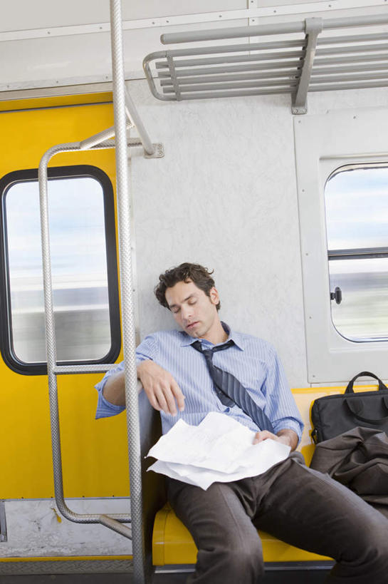 西方人,一个人,商务人士,商务男性,坐,闭眼,睡,竖图,室内,白天,正面,衬衫,安全,窗户,地铁,欧洲,欧洲人,仅一个男性,仅一个人,仅一个中年男性,握,套装,材料,档案,文件,纸,防护,轨道交通,拿,拿着,座椅,玻璃窗,座位,安全门,黄色,车窗,手稿,资料,靠,靠着,握着,保护,证明,文档,保险,商务装,车座,工薪阶层,保全,周全,安稳,安定,平安,男人,男性,中年男性,白种人,白领,上班族,闭眼睛,闭着眼,闭着眼睛,困,困觉,寝息,睡觉,坐着,半身,彩图,衬衣,地铁机动车,地下铁,轻轨,地铁屏蔽门,屏蔽门