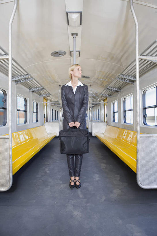 西方人,一个人,商务人士,商务女性,站,竖图,室内,白天,正面,窗户,地铁,欧洲,欧洲人,仅一个女性,仅一个人,握,套装,包,公文包,地面,轨道交通,拿,拎,拿着,注视,座椅,玻璃窗,座位,黄色,车窗,观察,看,靠,靠着,站着,仅一个中年女性,握着,公事包,观看,察看,关注,商务装,车座,工薪阶层,女人,女性,中年女性,白种人,白领,上班族,站立,彩图,全身,地铁机动车,地下铁,轻轨,地铁屏蔽门,拎着