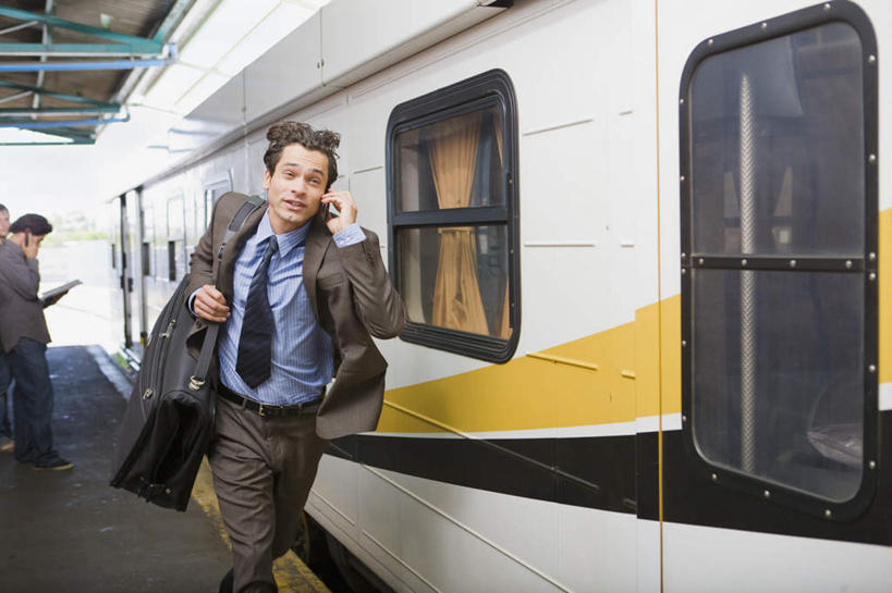 西方人,两个人,商务人士,商务男性,打电话,横图,室外,白天,正面,衬衫,窗户,地铁,车站,电话,手机,欧洲,欧洲人,一辆,奔驰,停靠,握,追赶,阴影,套装,光线,包,公文包,影子,地面,站台,轨道交通,拿,拿着,注视,通讯设备,月台,玻璃窗,阳光,车窗,奔跑,观察,看,握着,公事包,观看,紧张,察看,忧虑,关注,商务装,工薪阶层,交流,男人,男性,中年男性,白种人,白领,上班族,沟通,通话,半身,彩图,衬衣,地铁机动车,地下铁,轻轨