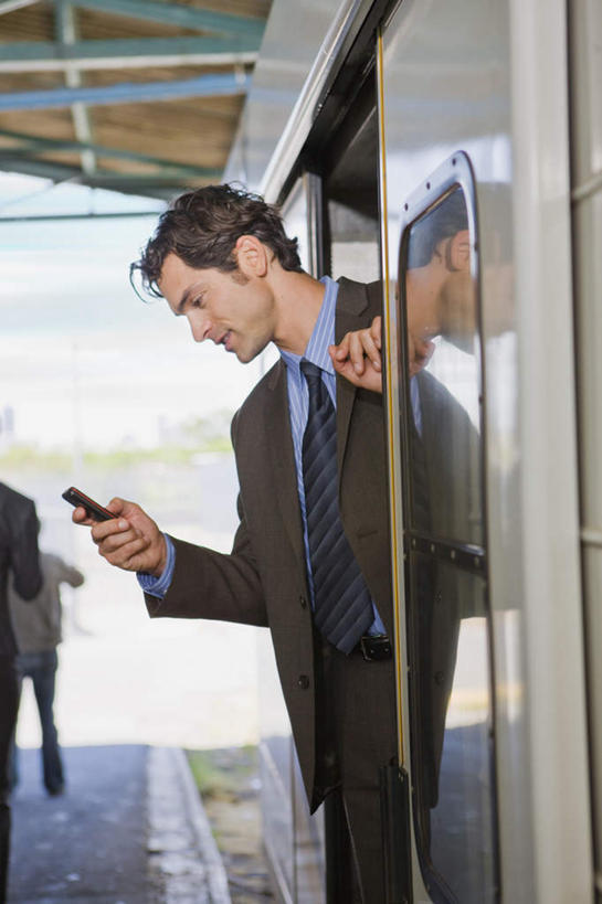 西方人,一个人,商务人士,商务男性,站,打电话,竖图,室外,白天,正面,衬衫,窗户,地铁,车站,电话,手机,欧洲,欧洲人,仅一个男性,仅一个人,仅一个中年男性,一辆,停靠,阴影,套装,光线,影子,地面,站台,轨道交通,注视,通讯设备,月台,玻璃窗,阳光,车窗,扶,观察,看,站着,观看,察看,扶着,关注,商务装,工薪阶层,交流,男人,男性,中年男性,白种人,白领,上班族,沟通,通话,站立,半身,彩图,衬衣,地铁机动车,地下铁,轻轨