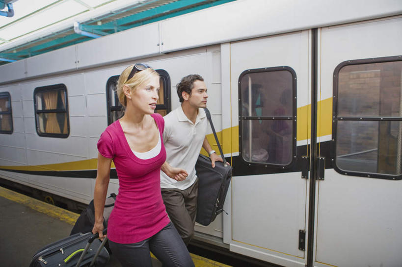 西方人,两个人,夫妻,走,拉,横图,室外,白天,正面,爱情,安全,窗户,地铁,车站,欧洲,欧洲人,一辆,停靠,阴影,服装,光线,拉杆箱,旅行箱,墨镜,眼镜,影子,防护,地面,站台,轨道交通,浪漫,注视,休闲装,月台,玻璃窗,安全门,衣服,红色,阳光,车窗,太阳镜,太阳眼镜,行李箱,箱子,观察,看,休闲,休闲服,遮阳镜,恩爱,恋人,服饰,观看,出差,保护,察看,关注,保险,保全,周全,安稳,安定,平安,男人,男性,女人,女性,中年男性,中年女性,白种人,夫妇,情侣,步行,散步,走路,半身,彩图,旅行,地铁机动车,地下铁,轻轨,地铁屏蔽门,屏蔽门,伴侣