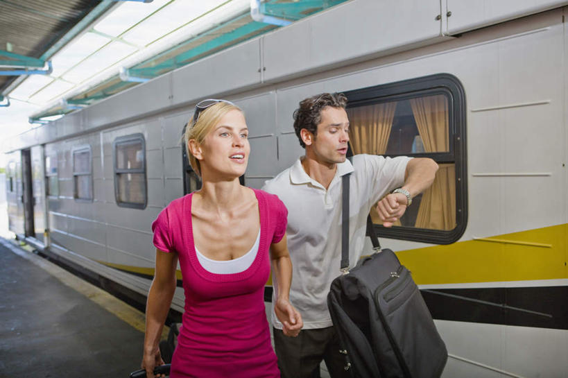 西方人,两个人,夫妻,走,拉,横图,室外,白天,正面,爱情,安全,窗户,地铁,车站,欧洲,欧洲人,一辆,停靠,阴影,服装,时间,光线,拉杆箱,旅行箱,墨镜,时钟,手表,眼镜,影子,防护,地面,站台,轨道交通,浪漫,计时,注视,休闲装,月台,玻璃窗,安全门,衣服,红色,阳光,车窗,太阳镜,太阳眼镜,行李箱,箱子,钟表,观察,看,休闲,休闲服,表,遮阳镜,恩爱,抬手,恋人,服饰,观看,出差,保护,腕表,察看,关注,保险,保全,周全,安稳,安定,平安,男人,男性,女人,女性,中年男性,中年女性,白种人,夫妇,情侣,钟,步行,散步,走路,半身,彩图,旅行,地铁机动车,地下铁,轻轨,地铁屏蔽门,屏蔽门,伴侣