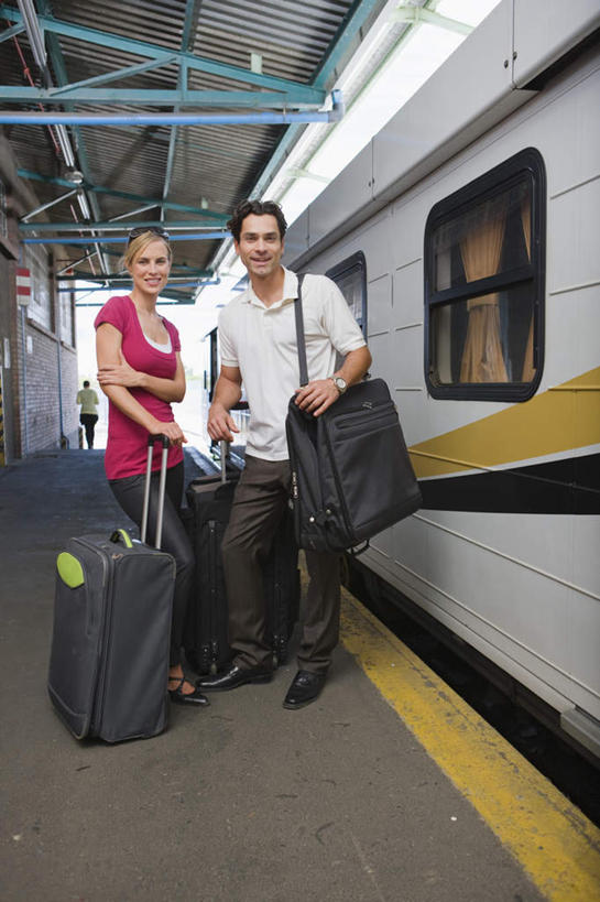 西方人,两个人,夫妻,站,双手交叉,竖图,室外,白天,正面,爱情,窗户,地铁,车站,欧洲,欧洲人,一辆,停靠,阴影,服装,光线,包,拉杆箱,旅行箱,影子,地面,站台,轨道交通,浪漫,旅行包,注视,休闲装,月台,玻璃窗,衣服,阳光,车窗,行李箱,箱子,观察,看,站着,休闲,休闲服,恩爱,恋人,服饰,观看,等待,出差,察看,双手抱胸,关注,旅游包,提包,男人,男性,女人,女性,中年男性,中年女性,白种人,夫妇,情侣,站立,彩图,全身,旅行,地铁机动车,地下铁,轻轨,伴侣