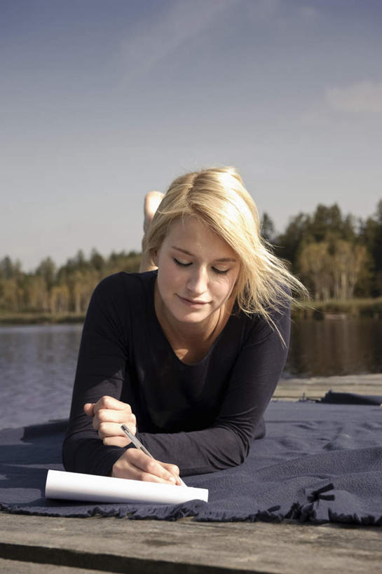 西方人,一个人,码头,笑,微笑,竖图,室外,白天,正面,湖,湖泊,树林,水,植物,港口,欧洲,欧洲人,仅一个年轻女性,仅一个女性,仅一个人,握,写字,阴影,服装,光线,笔,木板,毯子,影子,湖面,水流,水面,云,云朵,桥,棕色,办公用品,记事本,木桥,拿,云彩,拿着,注视,休闲装,水笔,栈桥,文具,树,树木,衣服,蓝色,绿色,白云,蓝天,天空,阳光,自然,本子,笔记本,学习用品,垫子,湖水,天,观察,看,趴着,休闲,休闲服,金色,握着,服饰,生长,晴朗,成长,观看,人行桥,木板桥,文具用品,察看,书写,关注,游艇码头,沙滩垫,年轻女性,女人,女性,白种人,长发,晴空,趴,彩图,全身,摆渡口,埠头,渡口,渡头,港湾,海港,口岸