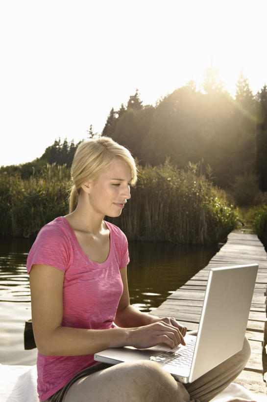 西方人,一个人,坐,捧,笑,盘腿,微笑,竖图,室外,白天,正面,T恤衫,电脑,笔记本电脑,湖,湖泊,树林,水,植物,欧洲,欧洲人,仅一个年轻女性,仅一个女性,仅一个人,敲打,阴影,波纹,服装,光线,网络,影子,湖面,水流,水面,涟漪,T恤,注视,休闲装,输入,通讯设备,树,树木,衣服,粉色,绿色,倒影,水纹,阳光,自然,波浪,湖水,打字,观察,看,休闲,休闲服,服饰,生长,成长,观看,点击,敲击,波光粼粼,察看,倒映,无线,关注,通信设备,无线网络,无线上网,便携式电脑,水晕,反照,按键,手提电脑,年轻女性,女人,女性,白种人,端,端着,盘腿而坐,盘膝,盘着腿的,盘着腿坐,捧着,手捧,双腿交叉,坐着,半身,彩图,眩光