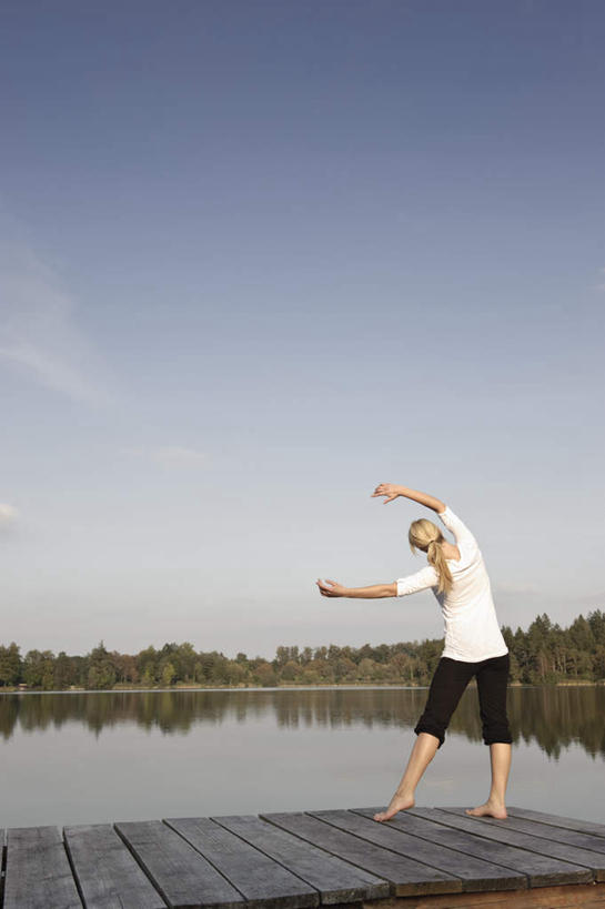 西方人,一个人,站,竖图,室外,白天,锻炼,瑜伽,运动,湖,湖泊,树林,水,植物,欧洲,欧洲人,仅一个年轻女性,仅一个女性,仅一个人,伸展,阴影,服装,光线,木板,影子,湖面,水流,水面,云,云朵,桥,木桥,云彩,休闲装,栈桥,树,树木,背面,衣服,蓝色,绿色,白云,倒影,蓝天,天空,阳光,自然,湖水,天,站着,休闲,休闲服,伸直,养生,服饰,生长,晴朗,成长,人行桥,木板桥,倒映,伸出,反照,体育,年轻女性,女人,女性,白种人,晴空,站立,彩图,全身,健身