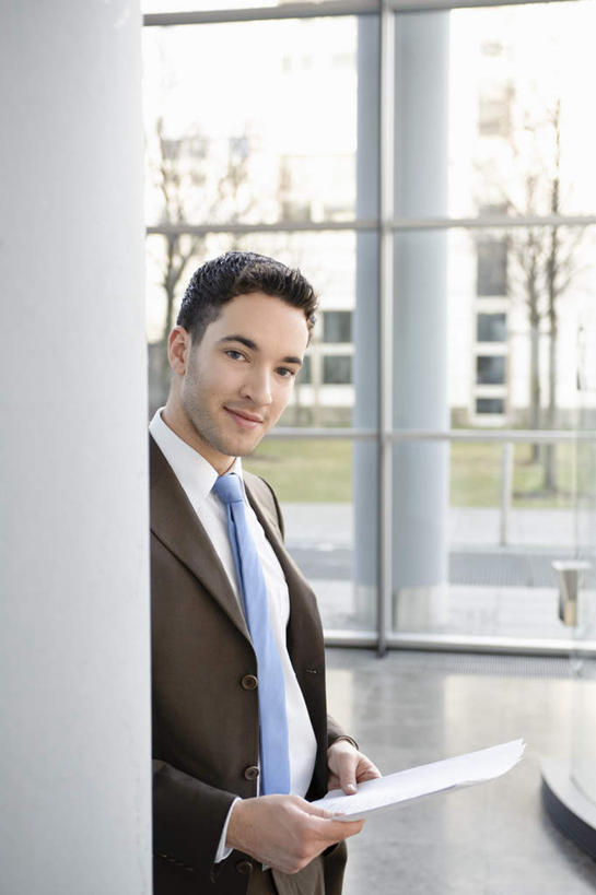 西方人,一个人,商务人士,商务男性,办公室,站,笑,微笑,竖图,室内,白天,侧面,衬衫,草地,草坪,植物,窗户,落地窗,欧洲,欧洲人,仅一个男性,仅一个人,握,套装,材料,档案,文件,纸,房屋,墙,屋子,领带,拿,拿着,注视,大厅,楼房,玻璃窗,墙壁,墙面,草,树,树木,仅一个年轻男性,蓝色,绿色,自然,手稿,资料,观察,看,站着,握着,生长,成长,观看,证明,察看,象征,庄重,关注,文档,商务装,身份,工薪阶层,正式,地位,男人,男性,年轻男性,白种人,白领,上班族,站立,半身,彩图,衬衣,房子