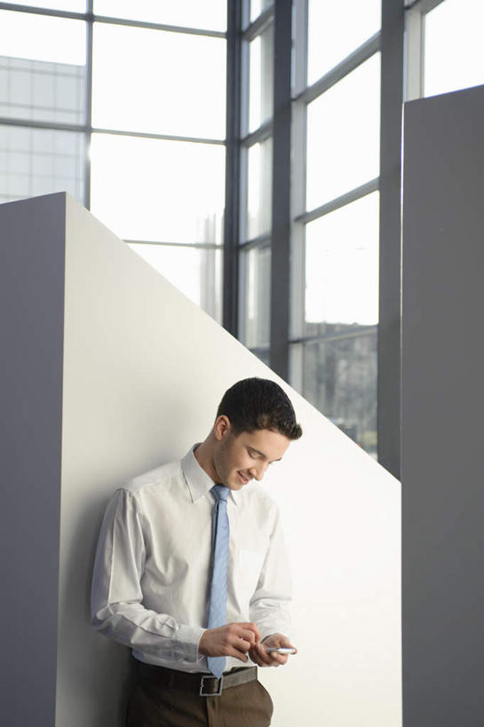 西方人,一个人,商务人士,商务男性,办公室,站,笑,打电话,微笑,竖图,室内,白天,正面,衬衫,窗户,落地窗,电话,手机,欧洲,欧洲人,仅一个男性,仅一个人,握,套装,墙,领带,拿,拿着,注视,通讯设备,大厅,玻璃窗,墙壁,墙面,仅一个年轻男性,蓝色,低头,观察,看,站着,握着,观看,察看,象征,庄重,关注,商务装,身份,工薪阶层,正式,地位,垂头,交流,男人,男性,年轻男性,白种人,白领,上班族,沟通,通话,站立,半身,彩图,衬衣