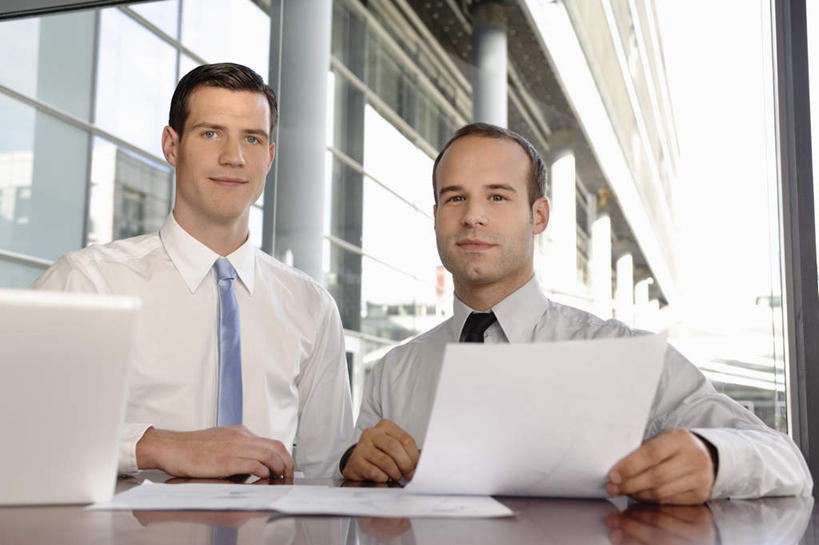 西方人,两个人,伙伴,朋友,商务人士,商务男性,办公室,坐,笑,微笑,横图,室内,白天,正面,衬衫,友谊,合作,团队,电脑,笔记本电脑,窗户,桌面,桌子,欧洲,欧洲人,握,阴影,套装,反射,网络,材料,档案,文件,影子,纸,办公桌,墙,领带,拿,拿着,注视,通讯设备,玻璃窗,墙壁,墙面,蓝色,黑色,手稿,资料,观察,看,战略,握着,观看,证明,察看,无线,象征,庄重,关注,文档,通信设备,商务装,身份,无线网络,无线上网,便携式电脑,工薪阶层,联合,合谋,正式,地位,配合,协作,手提电脑,男人,男性,年轻男性,白种人,白领,上班族,坐着,半身,彩图,衬衣