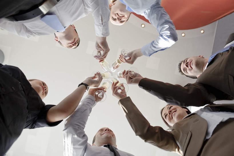 葡萄酒,西方人,伙伴,朋友,商务人士,商务男性,商务女性,办公室,站,笑,说,微笑,露齿笑,横图,室内,白天,仰视,衬衫,奢侈,讨论,快乐,友谊,合作,团队,杯子,欧洲,欧洲人,握,套装,庆祝,高脚杯,许多人,浪漫,拿,拿着,注视,玻璃制品,酒,饮料,酒杯,香槟,干杯,观察,看,碰杯,站着,一群人,交际,友好,诱惑,战略,握着,观看,庆贺,察看,关注,礼仪,商务装,敬酒,工薪阶层,香槟杯,劝酒,联合,合谋,气泡酒,起泡酒,汽酒,交流,配合,协作,男人,男性,年轻男性,年轻女性,女人,女性,白种人,白领,上班族,玻璃杯,沟通,讲话,交谈,商讨,说话,谈话,站立,半身,彩图,低角度拍摄,衬衣,高兴,欢笑