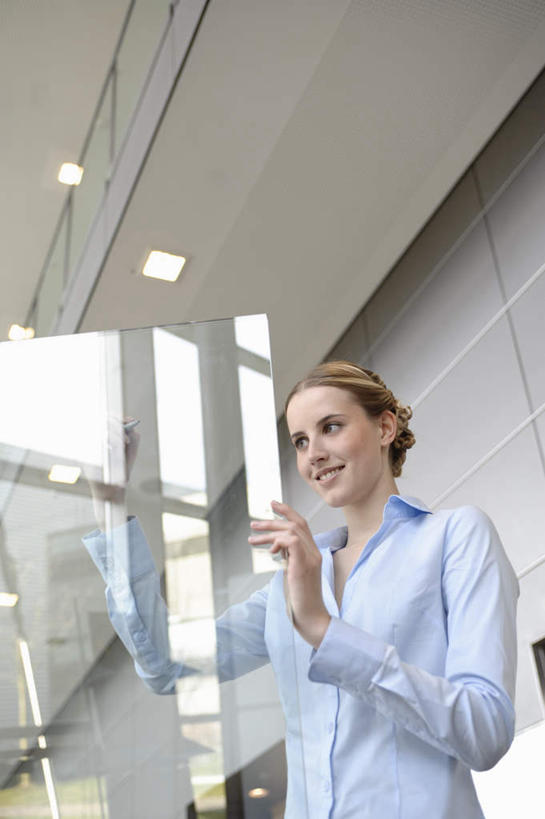 西方人,一个人,商务人士,商务女性,办公室,站,笑,微笑,露齿笑,竖图,室内,白天,仰视,衬衫,天花板,玻璃,欧洲,欧洲人,仅一个年轻女性,仅一个女性,仅一个人,握,写字,套装,笔,墙,办公用品,拿,拿着,注视,墙壁,墙面,玻璃制品,文具,白板,记号笔,学习用品,观察,看,站着,握着,观看,马克笔,麦克笔,文具用品,察看,书写,关注,商务装,记录板,工薪阶层,记事板,年轻女性,女人,女性,白种人,白领,上班族,站立,半身,彩图,低角度拍摄,衬衣