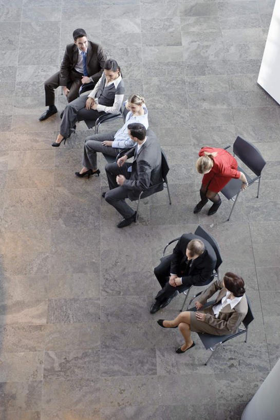 西方人,伙伴,朋友,商务人士,商务男性,商务女性,办公室,坐,说,竖图,俯视,室内,白天,衬衫,讨论,友谊,合作,团队,椅子,欧洲,欧洲人,一排,阴影,套装,整齐,会议,反射,瓷砖,地砖,影子,柱子,地面,许多人,注视,大厅,排列,会议椅,观察,看,一群人,战略,观看,等待,烦躁,面试,办公椅,察看,队列,关注,商务装,工薪阶层,联合,合谋,商务椅,培训椅,交流,配合,协作,男人,男性,年轻男性,年轻女性,女人,女性,白种人,白领,上班族,沟通,讲话,交谈,商讨,说话,谈话,坐着,彩图,高角度拍摄,全身,衬衣