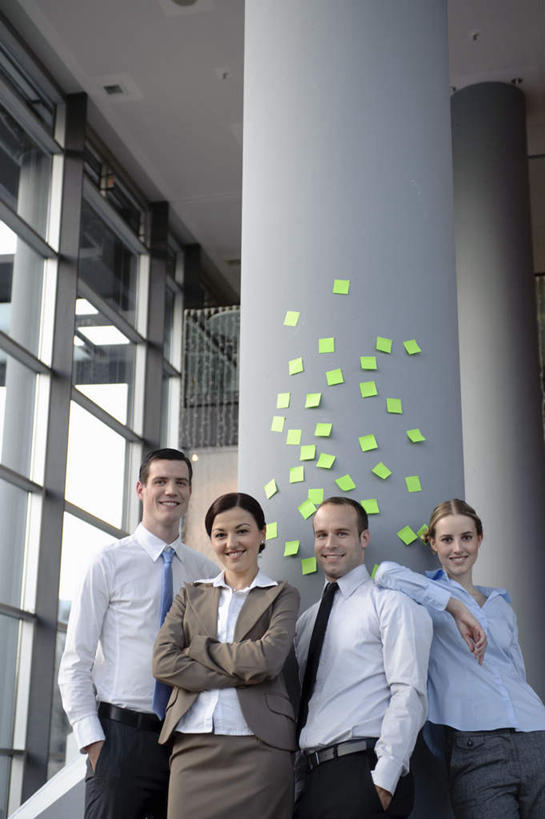 西方人,四个人,伙伴,朋友,商务人士,商务男性,商务女性,办公室,站,举,竖图,室内,白天,仰视,衬衫,友谊,合作,团队,欧洲,欧洲人,许多,阴影,套装,反射,粘性,瓷砖,地砖,影子,柱子,办公用品,便利贴,便签,地面,注视,大厅,文具,绿色,观察,看,托,站着,战略,观看,办公设备,文具用品,记事,察看,关注,商务装,工薪阶层,粘贴,快捷,联合,合谋,文化工具,方便,N次贴,便条贴,告诉贴,即时贴,配合,协作,男人,男性,年轻男性,年轻女性,女人,女性,白种人,白领,上班族,举起,举手,举着,向上举,向上伸,向上托,站立,半身,彩图,低角度拍摄,衬衣