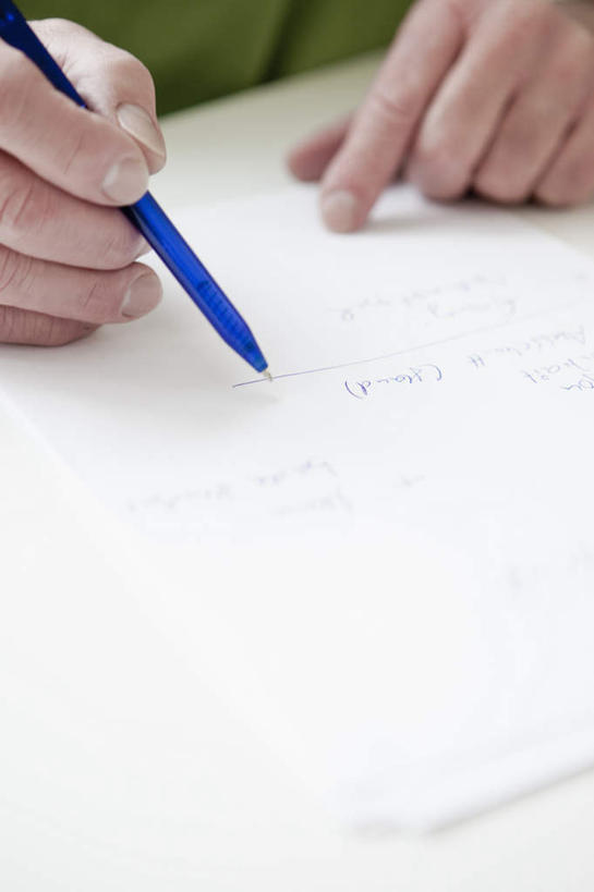 西方人,手,一个人,商务人士,商务男性,坐,竖图,俯视,室内,特写,白天,衬衫,桌面,桌子,欧洲,欧洲人,双手,仅一个男性,仅一个人,握,写字,阴影,套装,反射,笔,材料,档案,文件,影子,纸,办公桌,办公用品,拿,拿着,注视,水笔,文具,手稿,学习用品,资料,观察,看,仅一个老年男性,手部,握着,观看,文具用品,证明,一支,察看,书写,关注,文档,商务装,工薪阶层,老年男性,男人,男性,白种人,白领,上班族,坐着,半身,彩图,高角度拍摄,衬衣