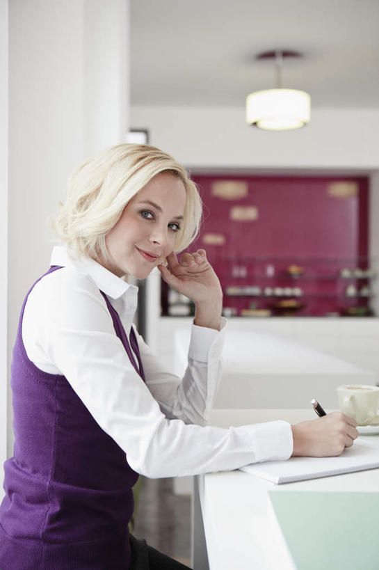 西方人,一个人,商务人士,商务女性,办公室,站,竖图,室内,白天,侧面,衬衫,天花板,桌面,桌子,照明,欧洲,欧洲人,仅一个女性,仅一个人,撑,握,套装,笔,材料,档案,文件,纸,办公桌,墙,灯光,办公用品,拿,拿着,托腮,注视,顶灯,水笔,墙壁,墙面,灯,文具,紫色,白色,手稿,学习用品,资料,灯具,观察,看,托,站着,仅一个中年女性,握着,观看,文具用品,证明,照亮,察看,照明设备,关注,托下巴,文档,商务装,工薪阶层,女人,女性,中年女性,白种人,白领,上班族,站立,半身,彩图,衬衣