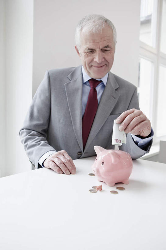 西方人,一个人,商务人士,商务男性,办公室,坐,笑,微笑,竖图,室内,白天,正面,衬衫,钱,窗户,桌面,桌子,猪,欧洲,欧洲人,仅一个男性,仅一个人,握,套装,钱币,办公桌,墙,欧元,拿,拿着,注视,玻璃窗,墙壁,墙面,一个,粉色,动物,容器,观察,看,仅一个老年男性,储蓄罐,器皿,家畜,储蓄,存钱,握着,钞票,金融,理财,纸币,牲畜,经济,单个,观看,察看,资金,存钱罐,关注,商务装,存款,流通,纸钞,贸易,工薪阶层,贮钱罐,储钱罐,扑满,货币,现金,硬币,老年男性,男人,男性,白种人,白领,上班族,坐着,半身,彩图,衬衣