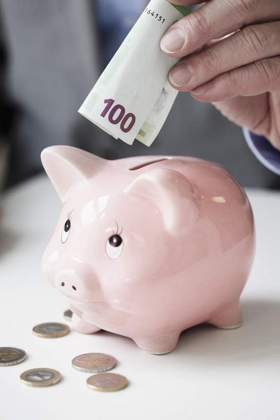 西方人,手,一个人,商务人士,商务男性,坐,竖图,室内,特写,白天,正面,衬衫,钱,桌面,桌子,猪,欧洲,欧洲人,仅一个男性,仅一个人,握,阴影,套装,朦胧,模糊,反射,钱币,影子,办公桌,欧元,拿,拿着,一个,粉色,动物,容器,仅一个老年男性,手部,储蓄罐,器皿,家畜,储蓄,存钱,握着,钞票,金融,理财,纸币,牲畜,经济,单个,单手,资金,存钱罐,商务装,存款,流通,纸钞,贸易,工薪阶层,贮钱罐,储钱罐,扑满,货币,现金,硬币,老年男性,男人,男性,白种人,白领,上班族,坐着,半身,彩图,衬衣