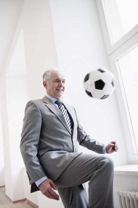 西方人,一个人,商务人士,商务男性,办公室,站,竖图,室内,白天,正面,衬衫,足球,窗户,欧洲,欧洲人,仅一个男性,仅一个人,套装,墙,走道,走廊,过道,足球装备,抬腿,注视,运动器械,玻璃窗,墙壁,墙面,一个,观察,看,站着,仅一个老年男性,踢球,健身器械,单个,观看,察看,关注,商务装,健身器材,工薪阶层,蹴鞠,足球运动,老年男性,男人,男性,白种人,白领,上班族,站立,半身,彩图,衬衣,运动器材