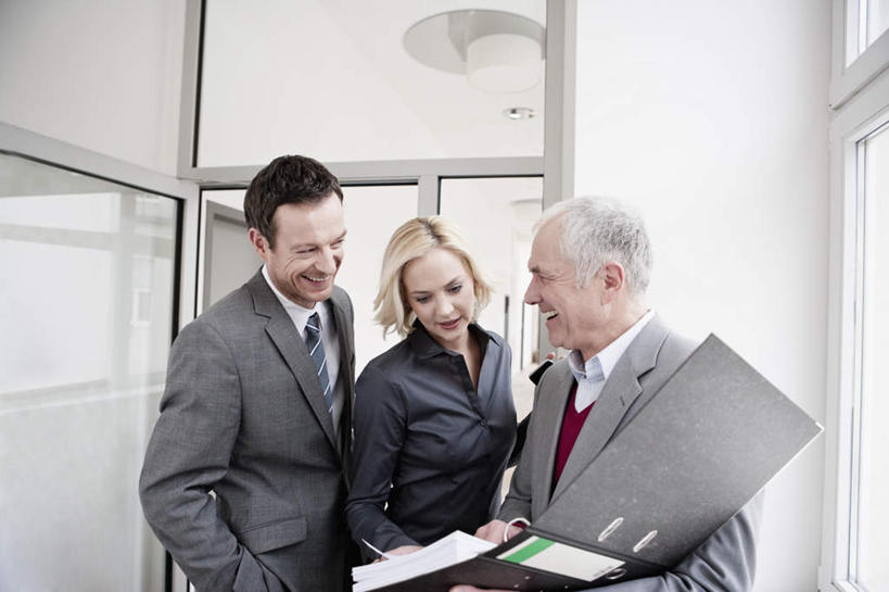 西方人,三个人,伙伴,朋友,商务人士,商务男性,商务女性,办公室,站,笑,说,微笑,露齿笑,横图,室内,白天,正面,衬衫,讨论,友谊,合作,团队,窗户,门,照明,欧洲,欧洲人,握,套装,开会,会议,材料,档案,文件,纸,墙,走道,走廊,过道,灯光,文件夹,拿,拿着,注视,顶灯,玻璃窗,墙壁,墙面,灯,手稿,资料,灯具,门框,观察,看,站着,战略,握着,观看,证明,照亮,察看,双手插袋,照明设备,关注,文档,商务装,手插袋,工薪阶层,双手抄兜,双手放兜,联合,合谋,交流,配合,协作,老年男性,男人,男性,女人,女性,中年男性,中年女性,白种人,白领,上班族,插兜,沟通,讲话,交谈,两手抄兜,两手放兜,商讨,手插兜,手放口袋,说话,谈话,站立,半身,彩图,衬衣,手抄兜