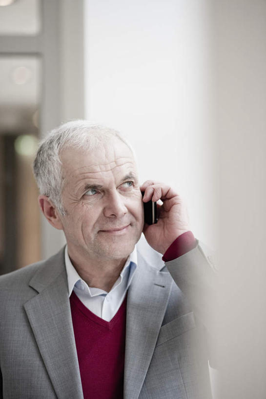 西方人,一个人,商务人士,商务男性,办公室,站,笑,打电话,微笑,竖图,室内,白天,正面,衬衫,窗户,门,电话,手机,照明,欧洲,欧洲人,仅一个男性,仅一个人,握,套装,朦胧,模糊,墙,走道,走廊,过道,灯光,拿,拿着,注视,通讯设备,顶灯,玻璃窗,墙壁,墙面,灯,灯具,门框,观察,看,站着,仅一个老年男性,握着,观看,照亮,察看,照明设备,关注,商务装,工薪阶层,交流,老年男性,男人,男性,白种人,白领,上班族,沟通,通话,站立,半身,彩图,衬衣