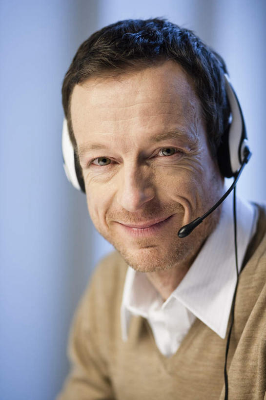 西方人,一个人,商务人士,商务男性,办公室,坐,笑,微笑,竖图,室内,白天,正面,衬衫,通讯,客服,欧洲,欧洲人,仅一个男性,仅一个人,仅一个中年男性,套装,朦胧,模糊,信息,墙,话务员,注视,墙壁,墙面,耳机,耳麦,话筒,观察,看,服务,通信,观看,协调,察看,麦克风,头戴式耳麦,关注,销售,商务装,工薪阶层,客服人员,电话销售,接待员,男人,男性,中年男性,白种人,白领,接线员,上班族,坐着,半身,彩图,衬衣,头戴式耳机